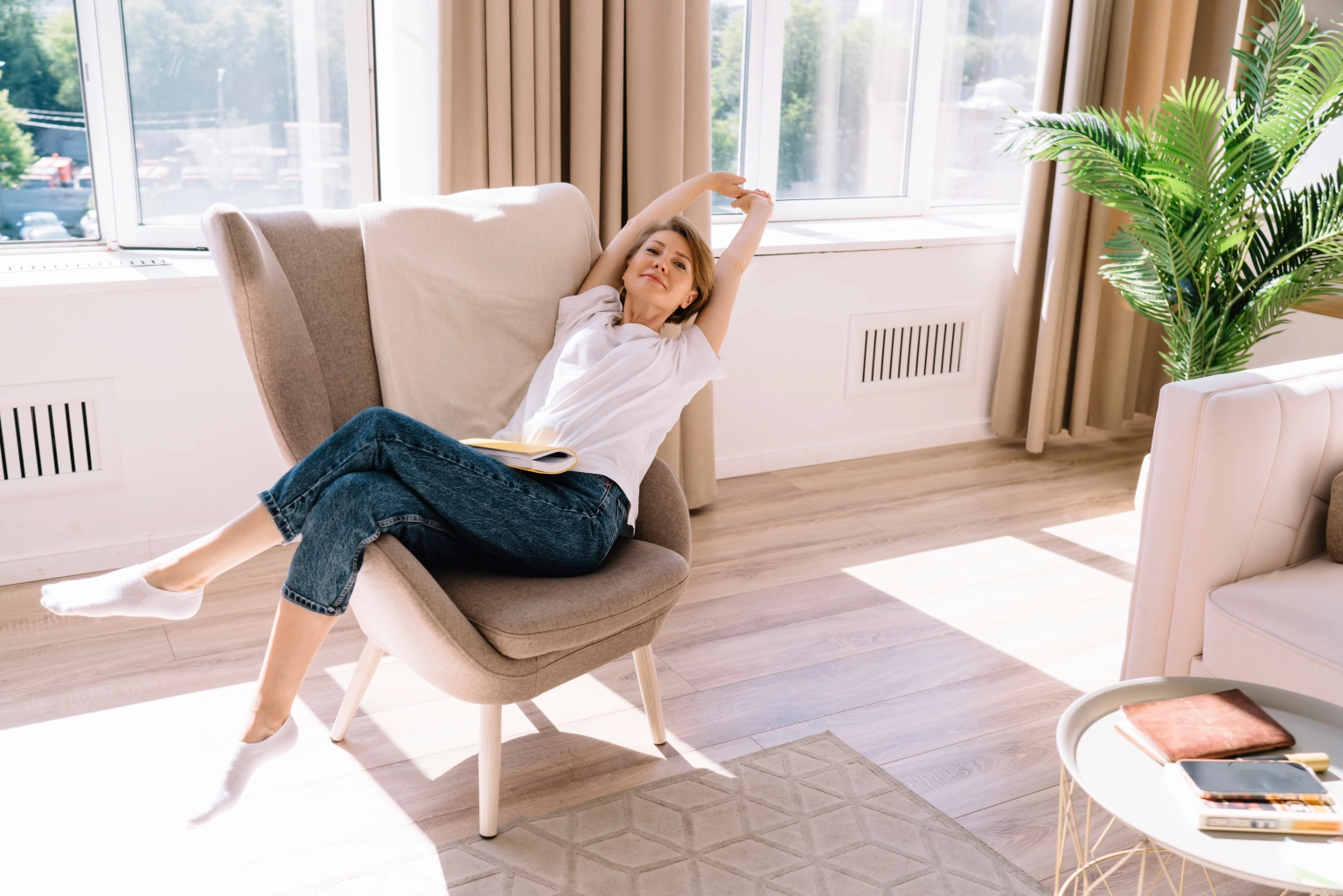 frau-auf-sofa-streckt-sich