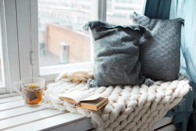 Fensterbank im Winter mit Tee und Kissen